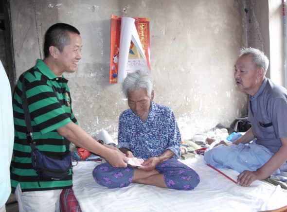 語信“周行一善”信守公益，萬元捐贈山東90歲拾荒老母