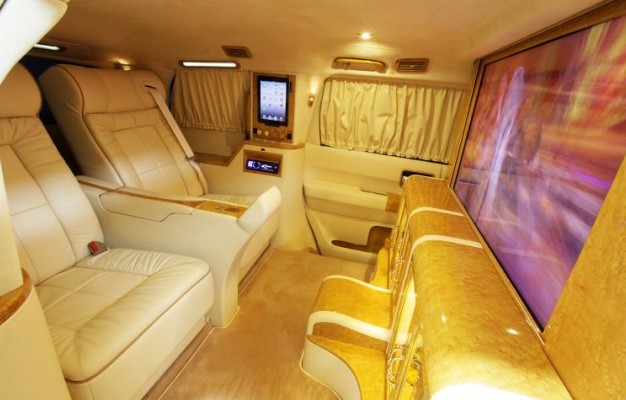 香檳皮床大熒幕 十萬(wàn)英鎊改裝超豪華防彈車(chē)