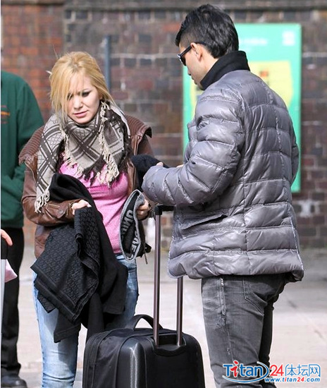 阿奎羅與小三公開(kāi)亮相 出雙入對(duì)毫不避諱(圖)