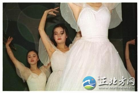 王菲14歲央視唱紅歌青澀照 大小S章子怡兒時照全遭曝