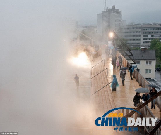 日藝術(shù)家屋頂造“漫步云端”幻境（圖）
