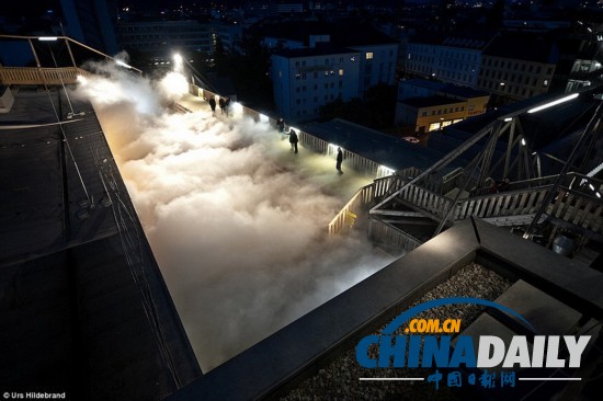 日藝術(shù)家屋頂造“漫步云端”幻境（圖）