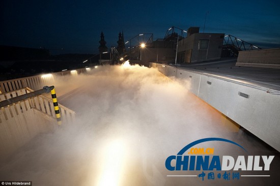 日藝術(shù)家屋頂造“漫步云端”幻境（圖）