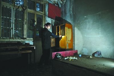 武漢公安局“鬼屋”訓(xùn)民警：長發(fā)白衣女尸驚悚啼哭