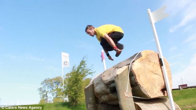 組圖：英“酷跑”男用雙腳完成馬術(shù)比賽