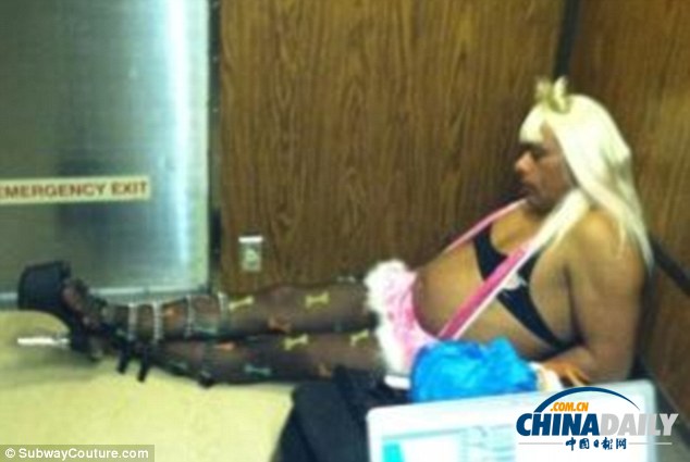 組圖：美網(wǎng)站曝光地鐵乘客各種不雅照