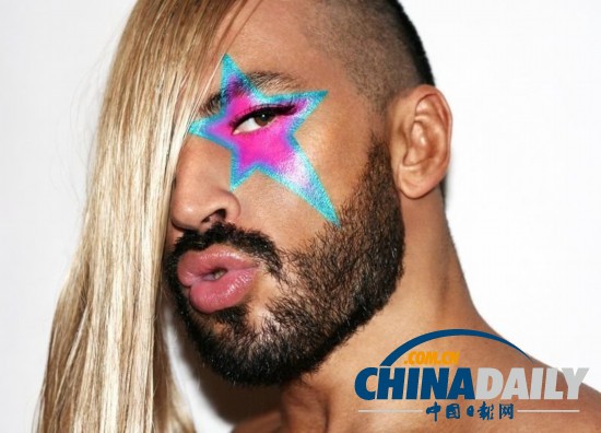 俄羅斯猛男雷人裝現(xiàn)身街頭 獲封男神GaGa