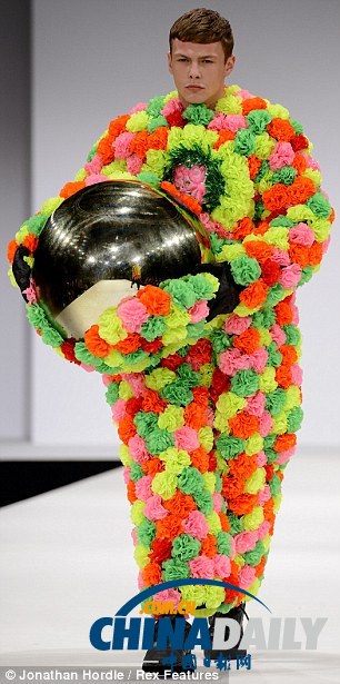 英畢業(yè)時裝周現(xiàn)針織衣骷髏面具（圖）