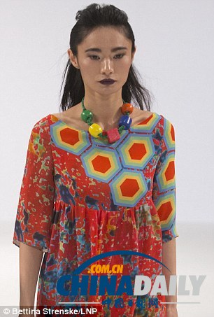 英畢業(yè)時裝周現(xiàn)針織衣骷髏面具（圖）