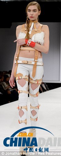 英畢業(yè)時裝周現(xiàn)針織衣骷髏面具（圖）