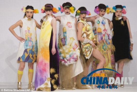 英畢業(yè)時裝周現(xiàn)針織衣骷髏面具（圖）