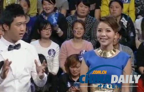 央視主播朱迅錄制節(jié)目疑沒穿內衣 激凸明顯