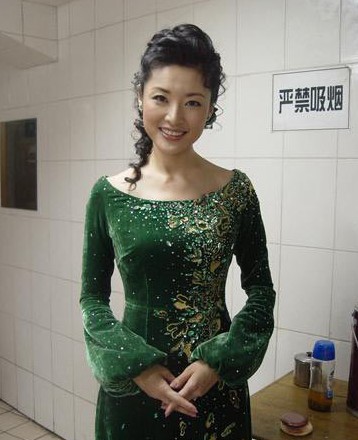 嫁豪門的央視女主播大pk 張蕾青春靚麗