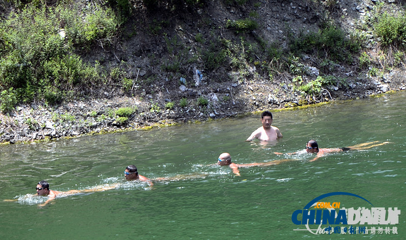 濟(jì)南現(xiàn)“天體浴場(chǎng)” 清泉碧波裸男排成行