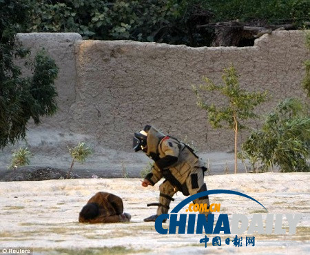 現(xiàn)實版拆彈部隊：阿富汗士兵徒手拆人肉炸彈(圖)