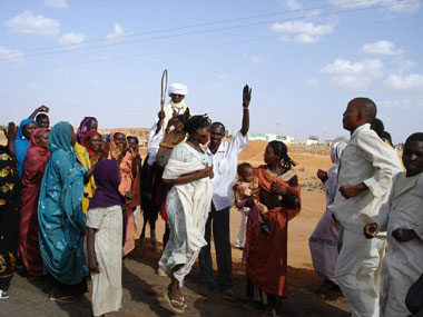 中國(guó)記者親歷達(dá)爾富爾：一斤奶糖換不來(lái)一節(jié)電池