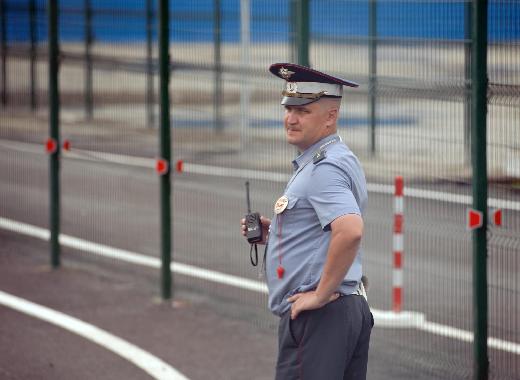 一名警察在APEC峰會(huì)會(huì)場(chǎng)入口關(guān)卡附近巡視