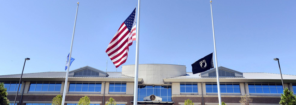 美國(guó)政府機(jī)構(gòu)降半旗致哀