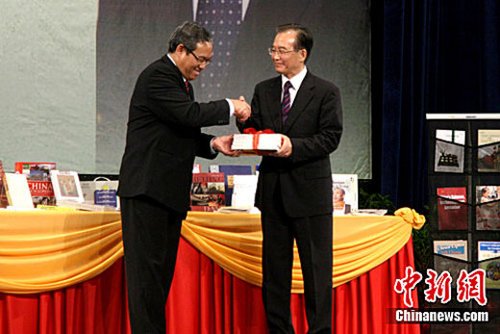 溫家寶對話馬來西亞學(xué)生:做大事而不要做大官