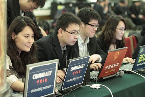 中國日報(bào)網(wǎng)記者在溫家寶總理記者會(huì)現(xiàn)場進(jìn)行直播