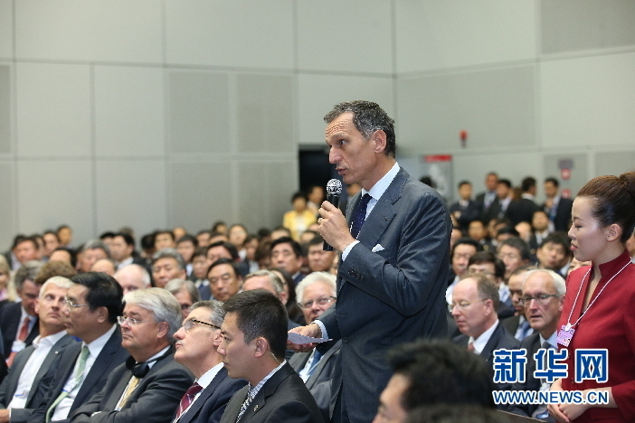 企業(yè)家代表在2013夏季達(dá)沃斯論壇上提問(wèn)