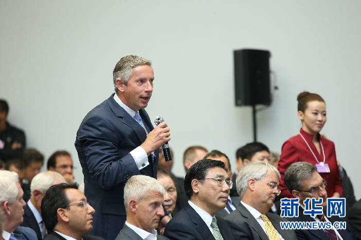 企業(yè)家代表在2013夏季達(dá)沃斯論壇上提問