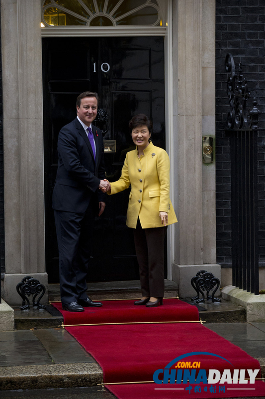 樸槿惠獨自撐傘與卡梅倫雨中會面