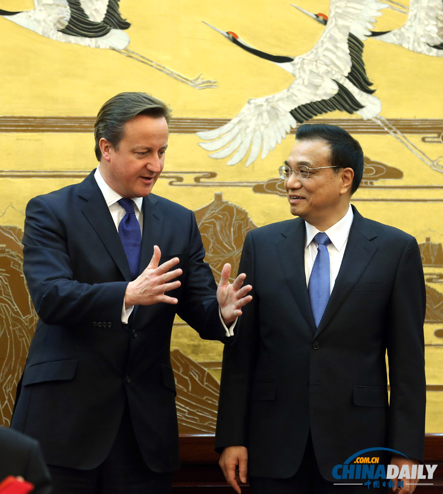 李克強(qiáng)與卡梅倫共同見(jiàn)證中英合作文件簽署