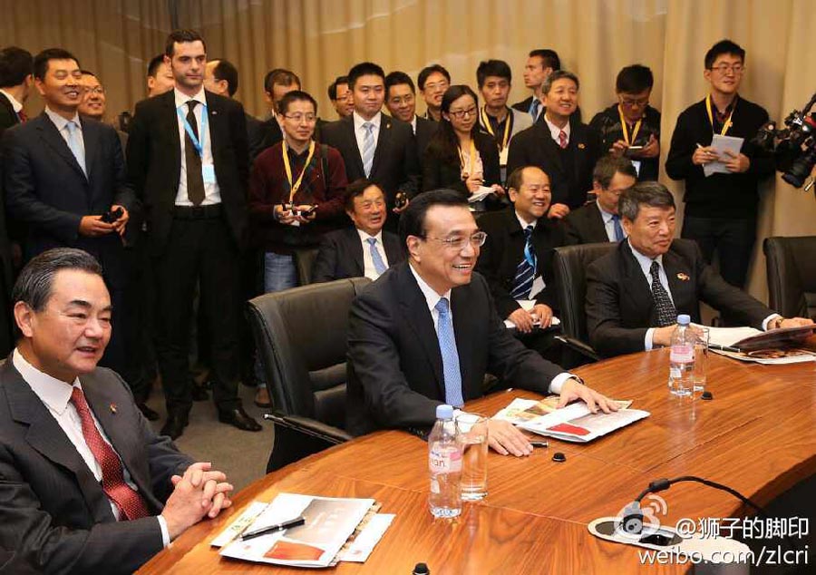李克強(qiáng)與華為員工交談：很高興跟你一起出差(高清組圖)