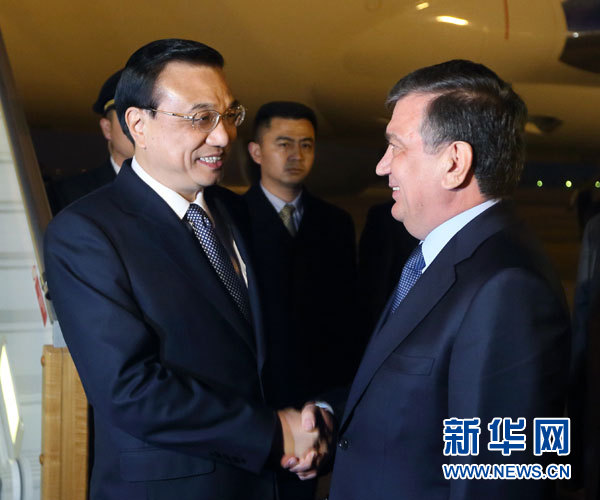 李克強(qiáng)離開塔什干回國 烏茲別克斯坦總理到機(jī)場(chǎng)送行