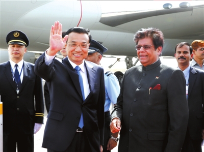 李克強訪?。何掖?3億人民問候12億人民