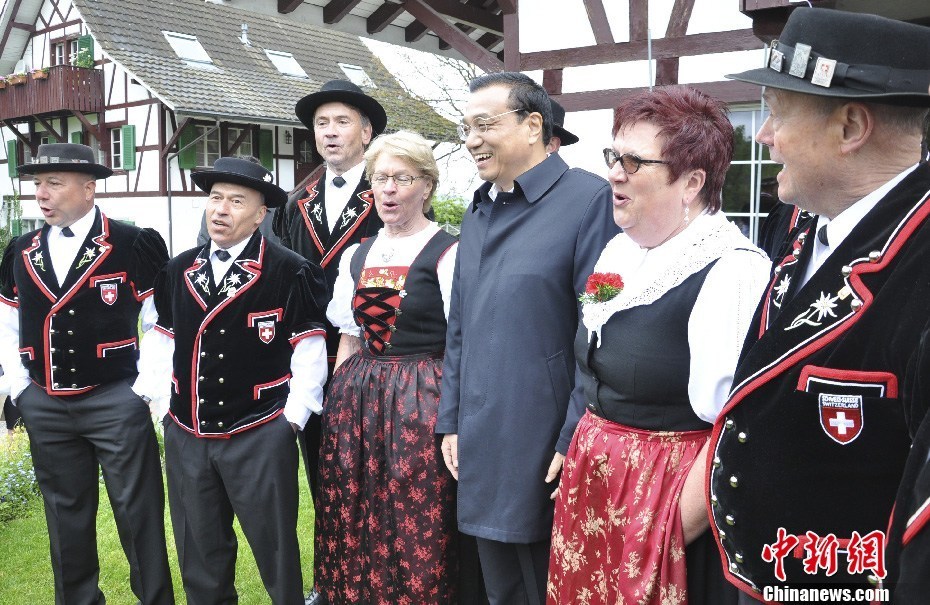 李克強(qiáng)參觀瑞士家庭農(nóng)莊(高清組圖)