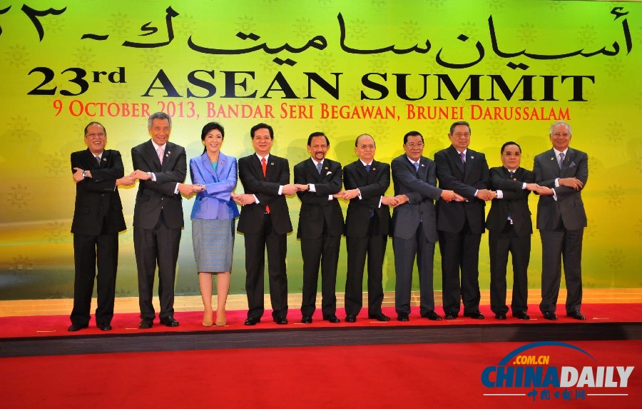 第23屆東盟峰會(huì)開幕 東盟成員國領(lǐng)導(dǎo)人合影