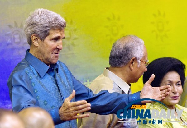 東盟峰會(huì)舉行歡慶晚宴 英拉搶鏡安倍黯然（組圖）