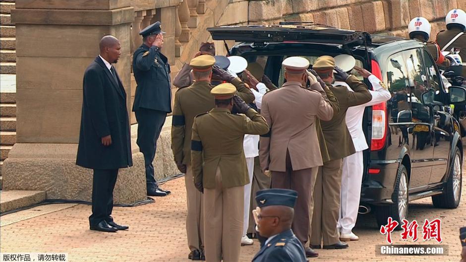 曼德拉遺體轉(zhuǎn)運(yùn)至聯(lián)合大廈 沿長街接受瞻仰