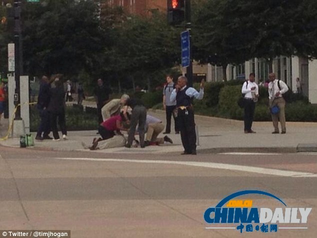 三名美國槍擊案親歷者講案發(fā)細(xì)節(jié):槍射偏了逃過一劫