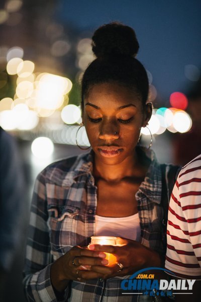 美民眾參加燭光守夜 紀(jì)念海軍司令部槍擊案受害者(組圖)