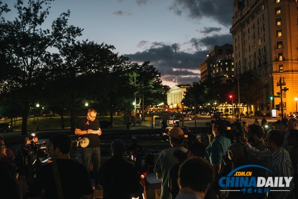 美民眾參加燭光守夜 紀(jì)念海軍司令部槍擊案受害者（組圖）