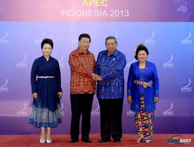 各國領(lǐng)導(dǎo)人著印尼傳統(tǒng)服裝亮相APEC峰會