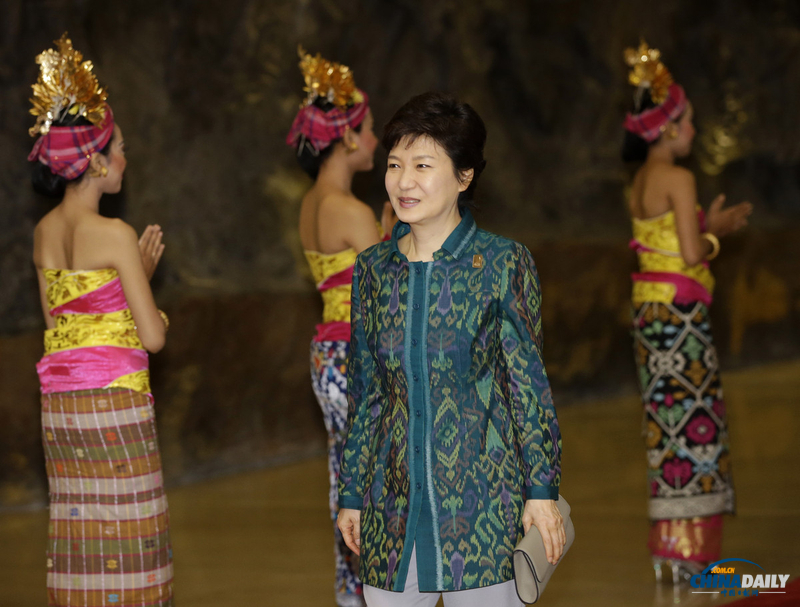 各國領(lǐng)導(dǎo)人著印尼傳統(tǒng)服裝亮相APEC峰會(huì)