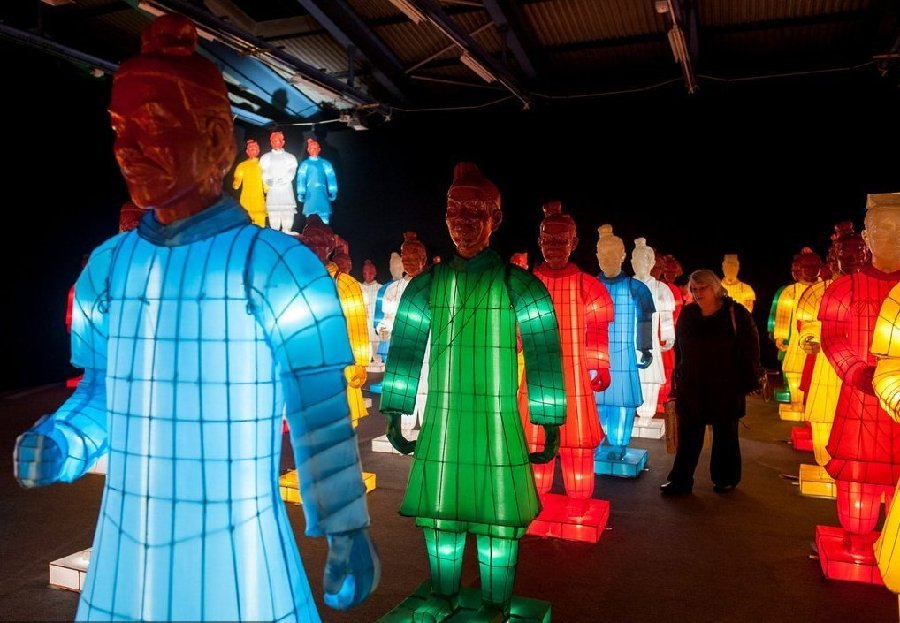 兵馬俑著燈籠衣空降英國 展中國傳統(tǒng)藝術(shù)魅力