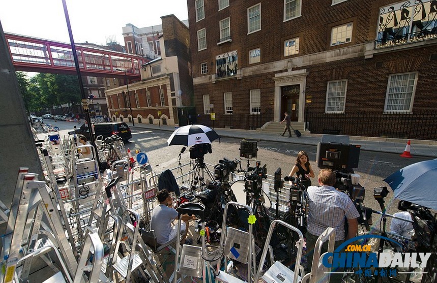 醫(yī)院外苦等凱特寶寶降生 各國記者無聊打毛衣看小說