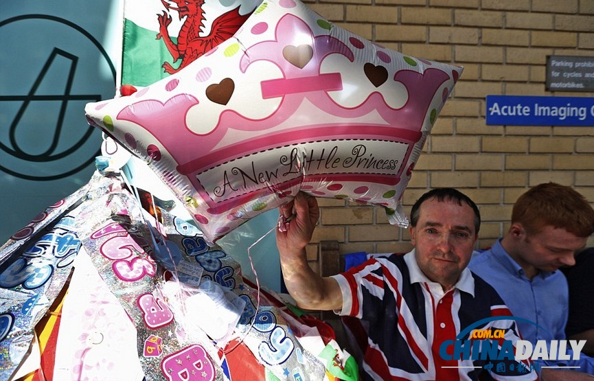 醫(yī)院外苦等凱特寶寶降生 各國(guó)記者無(wú)聊打毛衣看小說(shuō)