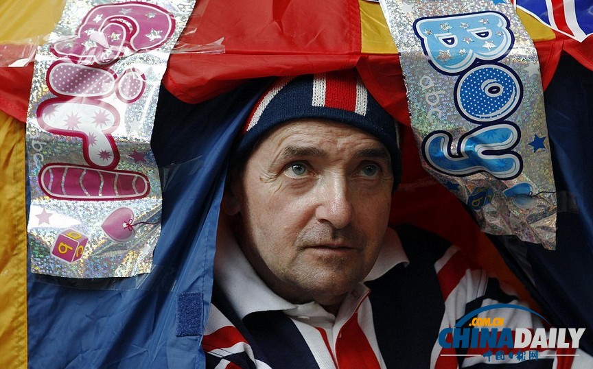 醫(yī)院外苦等凱特寶寶降生 各國(guó)記者無(wú)聊打毛衣看小說(shuō)