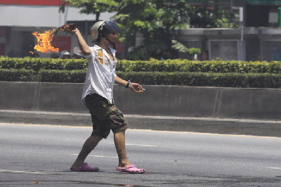 “紅衫軍”誓言絕不投降 沖突還在繼續(xù)