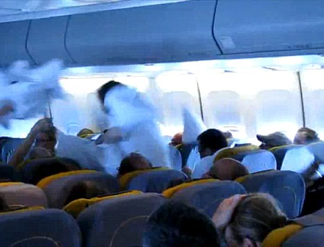 德航班上演“枕頭大戰(zhàn)” 空姐與乘客同樂令網(wǎng)友羨慕