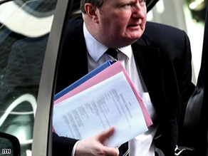 英警方高官手持機(jī)密文件遭抓拍 反恐行動(dòng)被迫提前