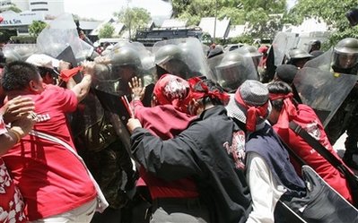 紅衫軍”圍堵致東盟峰會取消 各國領導人緊急撤離