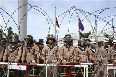 紅衫軍”圍堵致東盟峰會取消 各國領導人緊急撤離