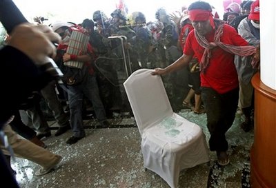 紅衫軍”圍堵致東盟峰會取消 各國領導人緊急撤離